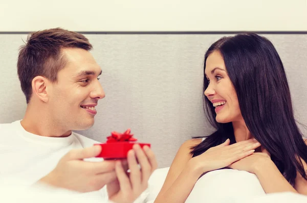 Uomo dando donna piccola scatola regalo rosso — Foto Stock