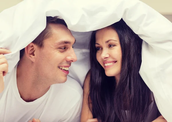 Casal feliz dormindo na cama — Fotografia de Stock