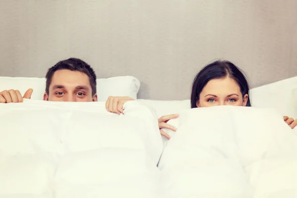 Pareja feliz durmiendo en la cama — Foto de Stock