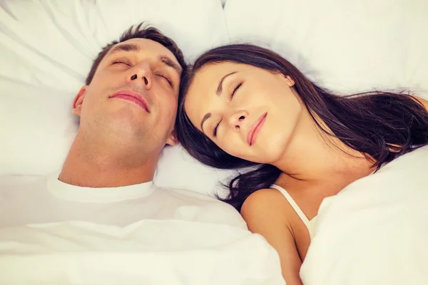 Šťastný pár, spí v posteli — Stock fotografie