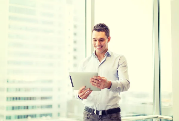 Glimlachend zakenman met tablet pc in office — Stockfoto