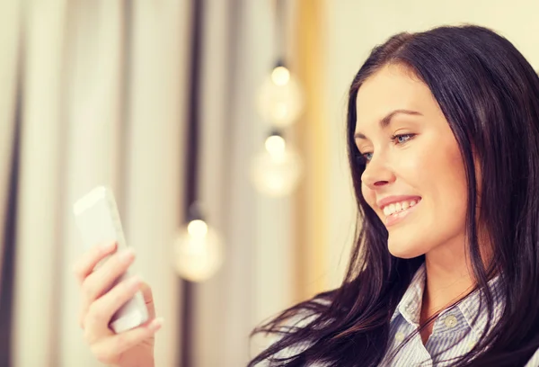 Empresária feliz com smartphone no quarto de hotel — Fotografia de Stock