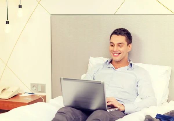 Empresária feliz com laptop no quarto de hotel — Fotografia de Stock