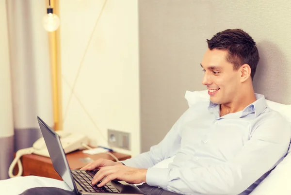 Empresária feliz com laptop no quarto de hotel — Fotografia de Stock