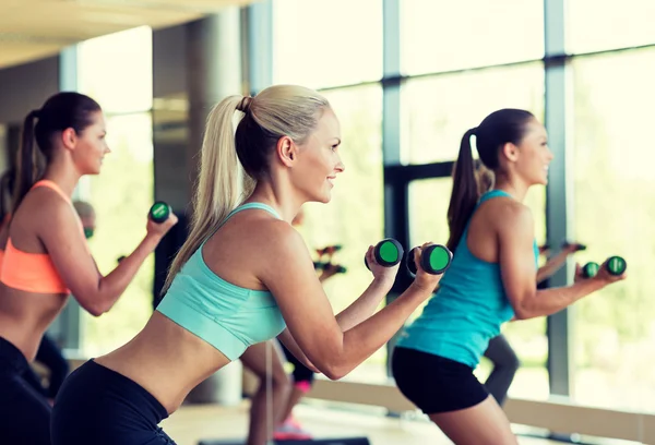 Gruppo di donne con manubri e steppers — Foto Stock