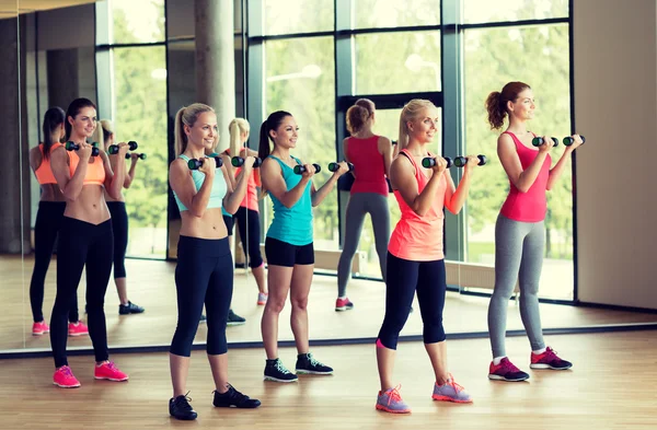 Frauengruppe mit Kurzhanteln im Fitnessstudio — Stockfoto