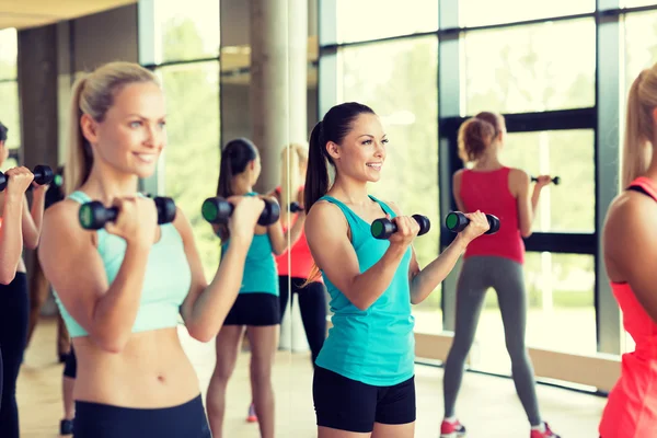 Grupo de mujeres con mancuernas en el gimnasio — Foto de Stock