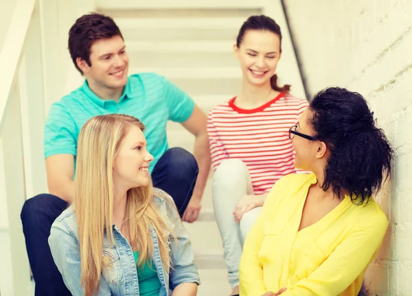 Adolescentes sonrientes pasando el rato — Foto de Stock