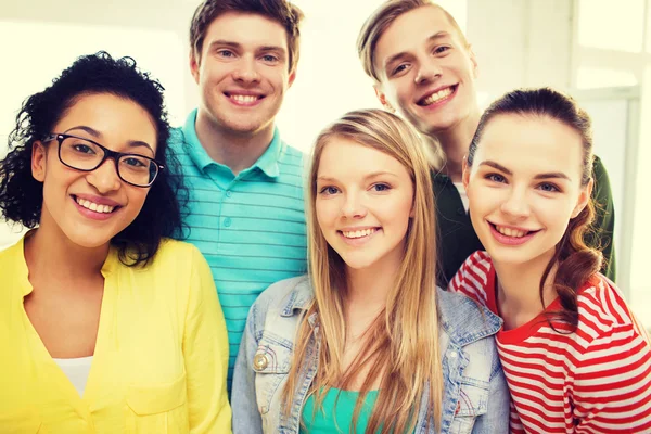 Grupp av leende människor i skolan eller i hemmet — Stockfoto