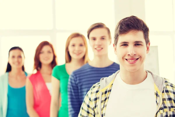 Sorridente studente maschio con gruppo di compagni di classe — Foto Stock