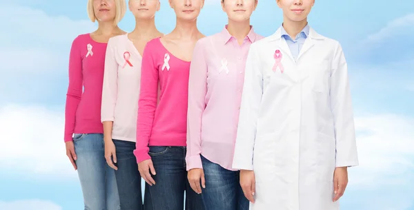 Gros plan des femmes ayant des rubans de sensibilisation au cancer — Photo