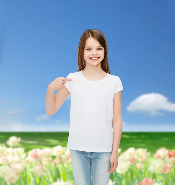 Усміхнена маленька дівчинка в білій порожній футболці — стокове фото
