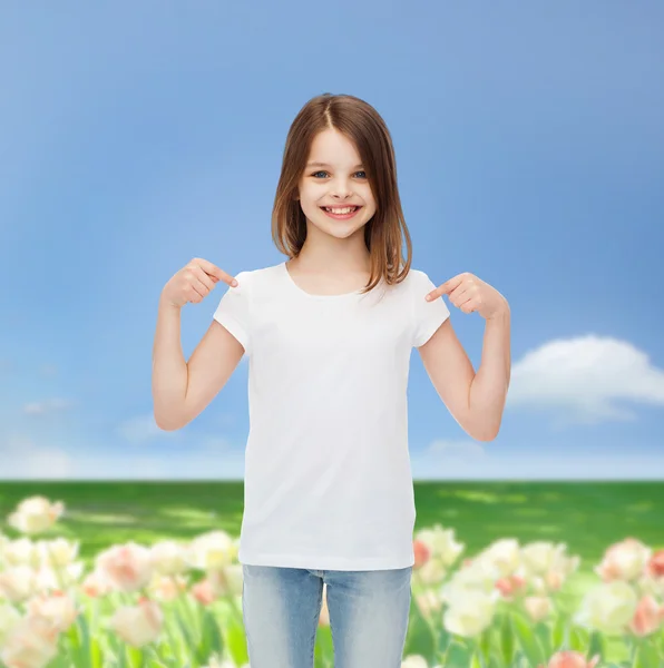 Lächelndes kleines Mädchen in weißem Blanko-T-Shirt — Stockfoto