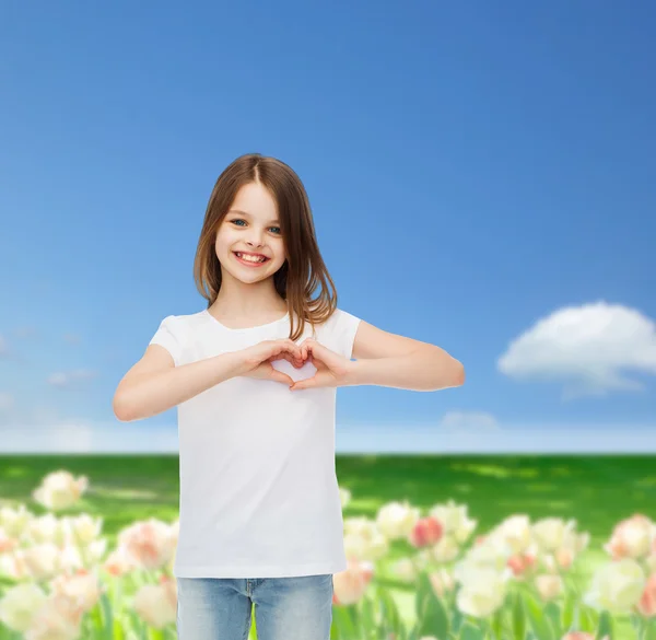 Petite fille souriante en t-shirt blanc blanc blanc — Photo