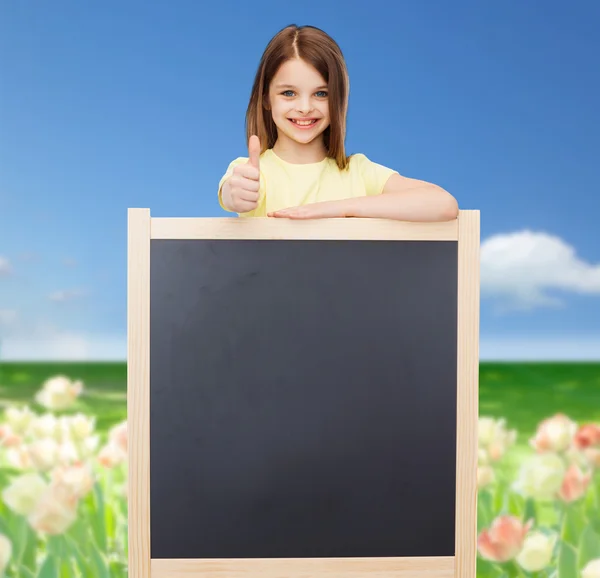 Küçük kızla mutlu: boş yazı tahtası — Stok fotoğraf