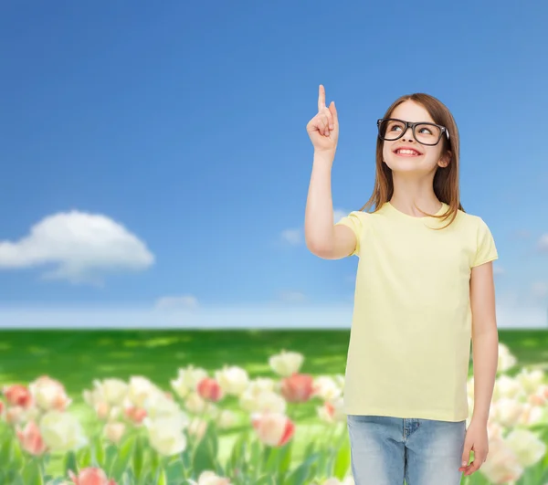 Sorrindo bonito menina em óculos pretos — Fotografia de Stock