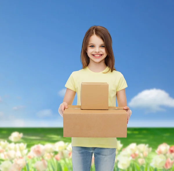 Sorrindo menina em branco t-shirt — Fotografia de Stock