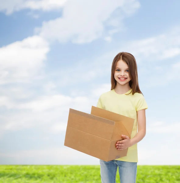 Leende liten flicka i vit blank t-shirt — Stockfoto