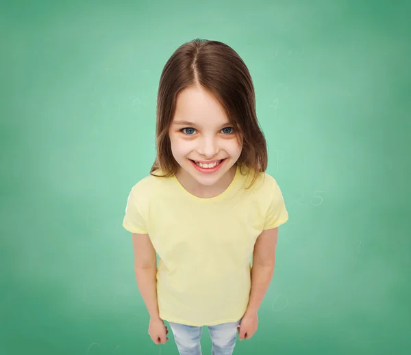 Sorrindo menina sobre grama verde fundo — Fotografia de Stock