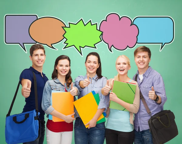 Grupo de adolescentes sonrientes — Foto de Stock