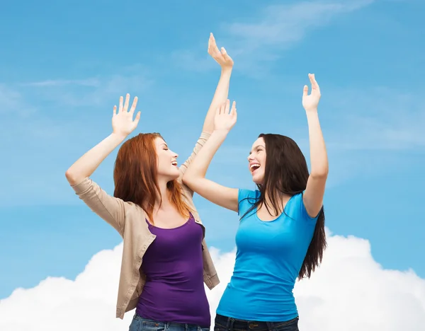 Sonrientes adolescentes divertirse — Foto de Stock