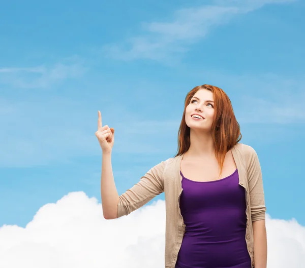 Glimlachend tienermeisje wijzende vinger omhoog — Stockfoto