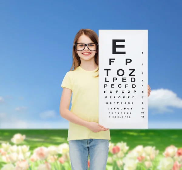 Kleines Mädchen in Brille mit Brillentabelle Stockbild