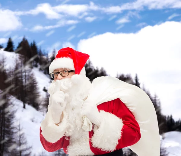 Mann im Weihnachtsmannkostüm mit Tasche — Stockfoto
