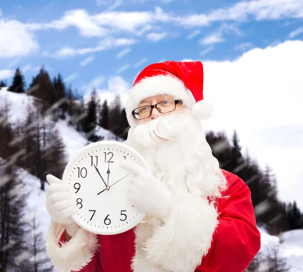 Man in kostuum van de kerstman met klok — Stockfoto