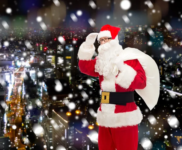 Homme en costume de Père Noël claus avec sac — Photo