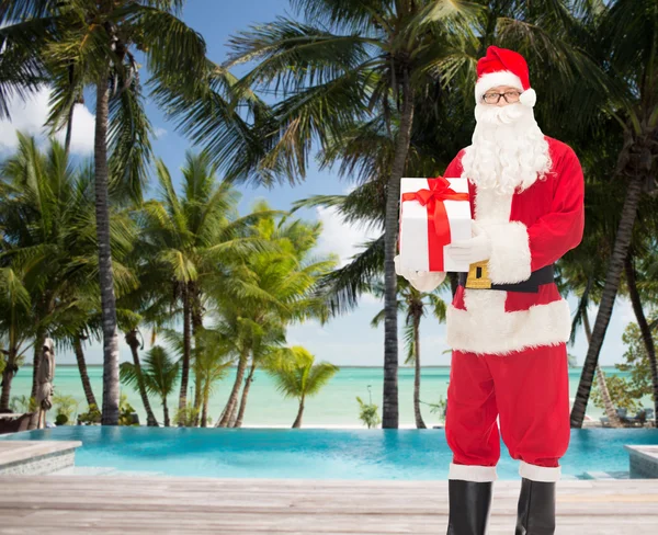 Hombre disfrazado de santa claus con caja de regalo —  Fotos de Stock