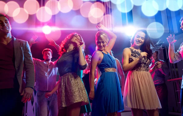 Lächelnde Freunde tanzen im Club — Stockfoto