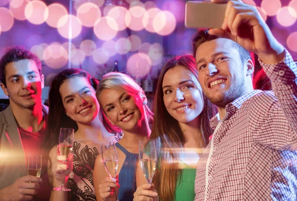 Amici con occhiali e smartphone nel club — Foto Stock