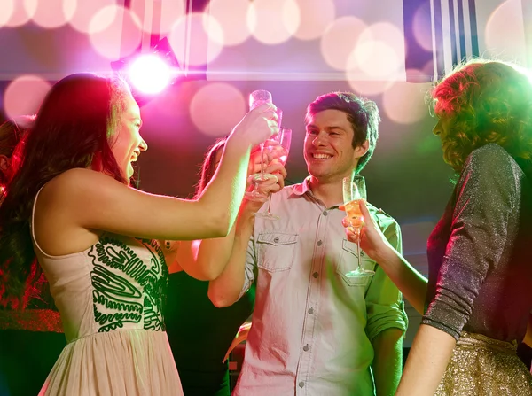 Bardak şampanya kulüpte arkadaşlarıyla gülümseyen — Stok fotoğraf