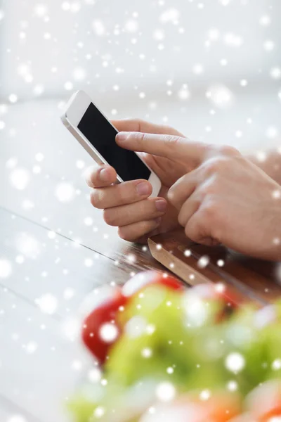 Nahaufnahme von Mann zeigt Smartphone in Küche — Stockfoto