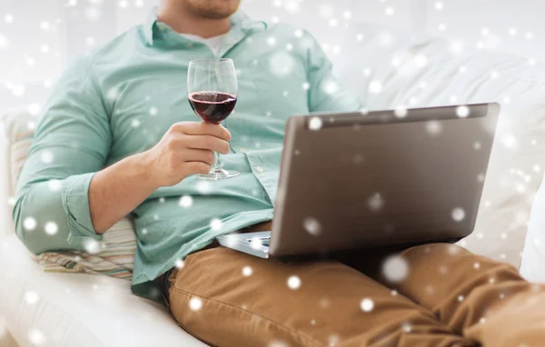 Primer plano del hombre con portátil y copa de vino — Foto de Stock