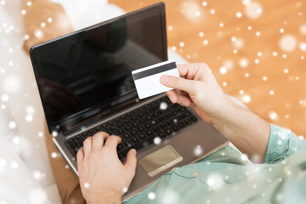 Close up of man with laptop and credit card — Stock Photo, Image