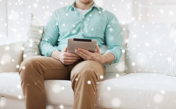 Primer plano del hombre con la computadora de la tableta PC en casa —  Fotos de Stock