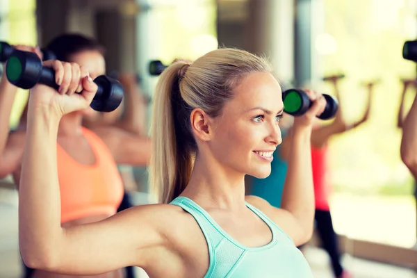 Spor salonunda dumbbells ile kadın grubu — Stok fotoğraf