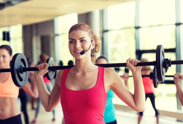 Grupp av kvinnor med skivstänger i gym — Stockfoto