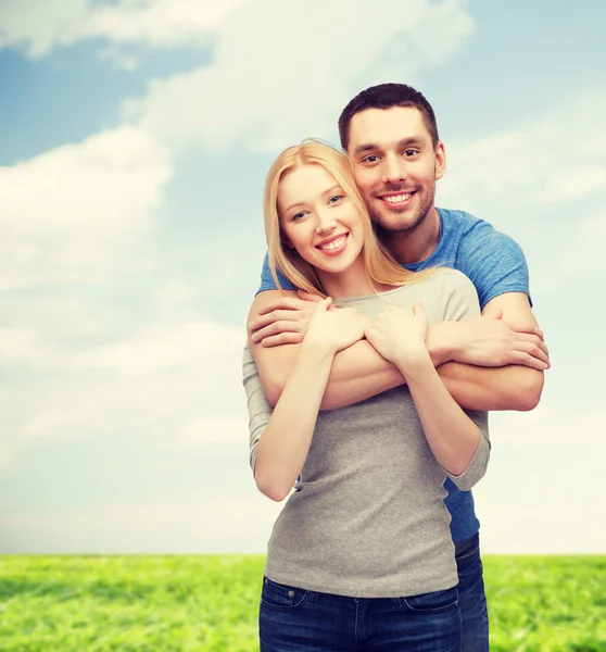 Couple souriant étreignant — Photo