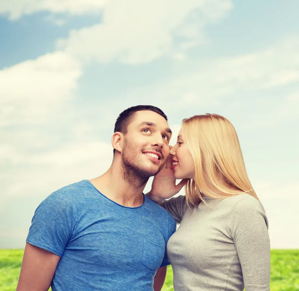 Lächelnde Freundin verrät Freund Geheimnis — Stockfoto