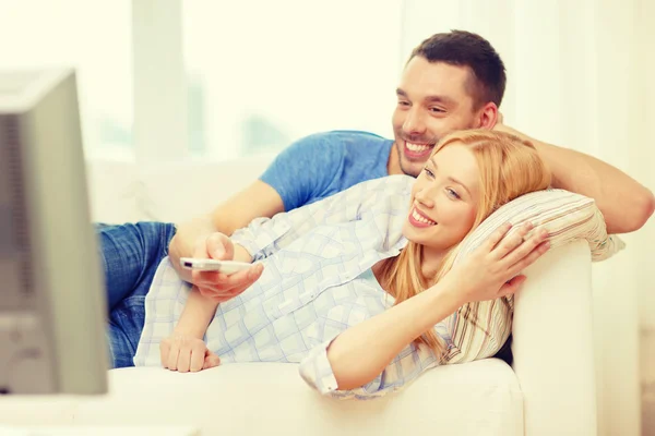 Sonriente pareja viendo película en casa — Foto de Stock