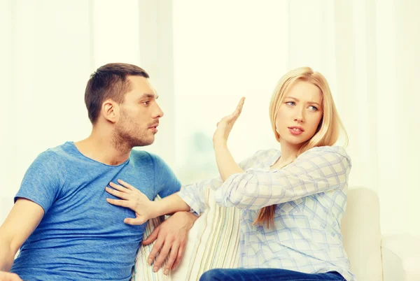 Pareja infeliz discutiendo en casa —  Fotos de Stock