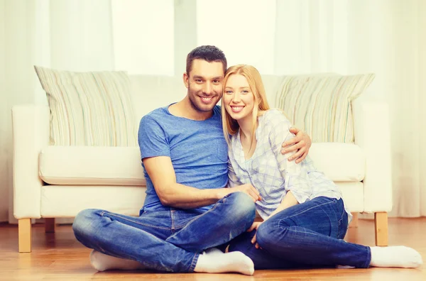 Sourire heureux couple à la maison — Photo