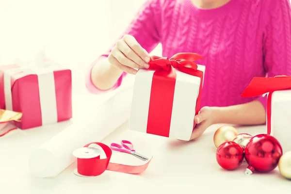 Primer plano de la mujer que adorna regalos de Navidad — Foto de Stock