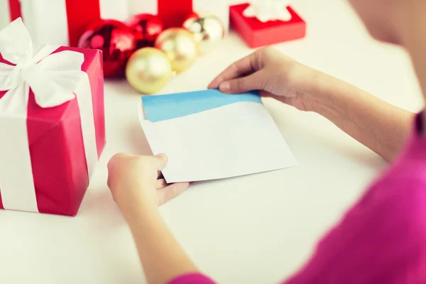 Primer plano de la mujer con carta y regalos — Foto de Stock