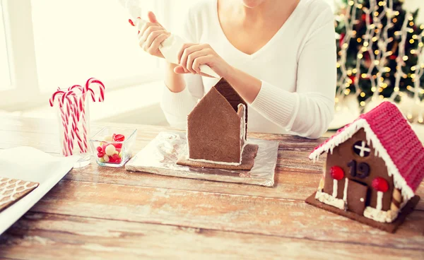 Close up van vrouw maken Peperkoekhuisjes — Stockfoto