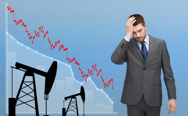 Affärsman med forex diagram och pumpjacks — Stockfoto