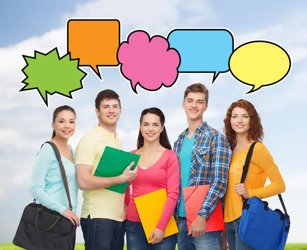 Grupo de adolescentes sonrientes — Foto de Stock